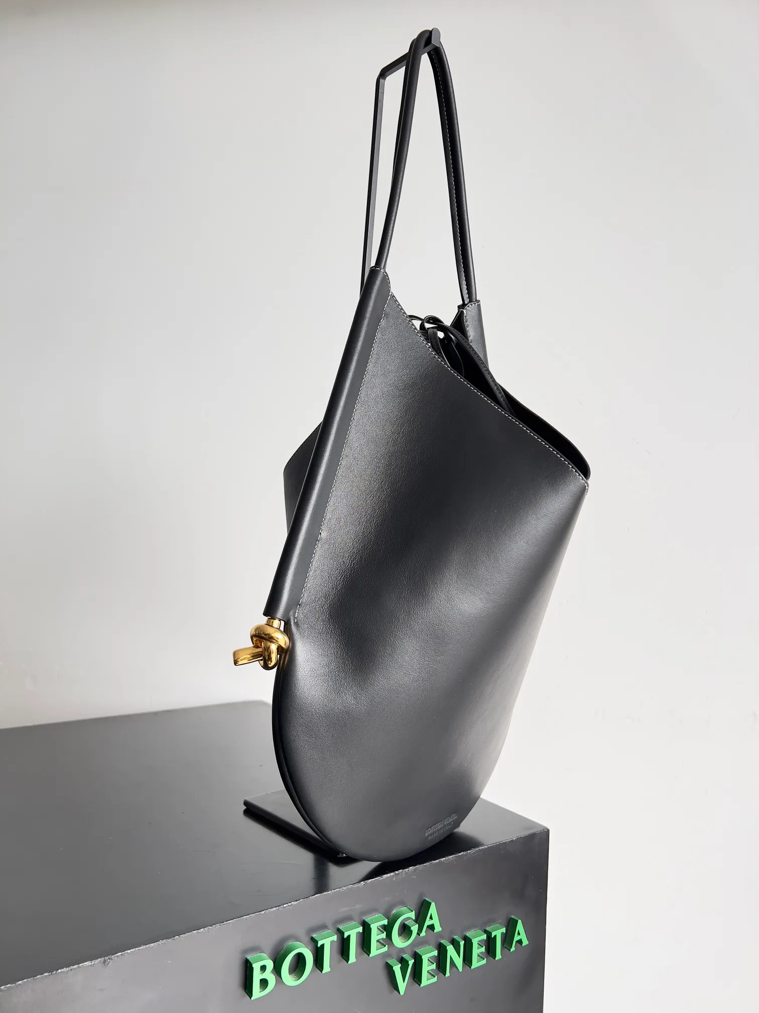 Batch 2060 BOTTEGA VENETA's new medium-sized SOLSTICE shoulder bag for women, B Art Aesthetics II is extremely simple and time aesthetics. Bottega Veneta Solstice. Pays tribute to the infinity of time and nature. It uses the iconic intrecciato leather weaving process and Knot elements to tell the perfect integration of time, astronomy, design language, humanity and craftsmanship, presenting a fashion full of story-telling. Style number: 794999 Size: 44*37*2cm
